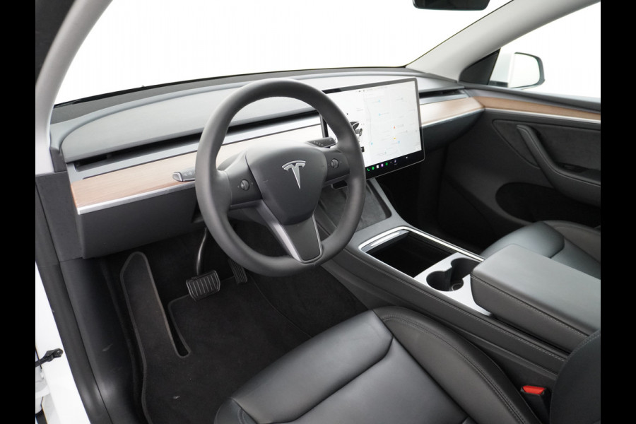 Tesla Model Y Long Range AWD 75kWh Warmtepomp  Autopilot FSD-Computer 3 Leder Pano-dak Elektr.Stuur+Stoel+Verwarmd Navi Ecc Premium Audio Keyl Camera's Elektr.AchterKlep Parkeer Assistent Sentry-Mode Privacyglas Bluetooth Dodehoek detector Connected services AMD-Ryzen Processor™ 1.600kg Trekvermogen Origineel Nederlandse Auto Garantie op Accu en Motor tot 20-01-2021 max. 192.000km