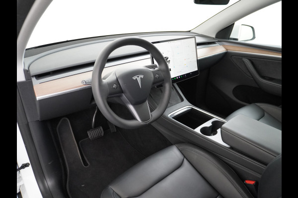 Tesla Model Y Long Range AWD 75kWh Warmtepomp  Autopilot FSD-Computer 3 Leder Pano-dak Elektr.Stuur+Stoel+Verwarmd Navi Ecc Premium Audio Keyl Camera's Elektr.AchterKlep Parkeer Assistent Sentry-Mode Privacyglas Bluetooth Dodehoek detector Connected services AMD-Ryzen Processor™ 1.600kg Trekvermogen Origineel Nederlandse Auto Garantie op Accu en Motor tot 20-01-2021 max. 192.000km