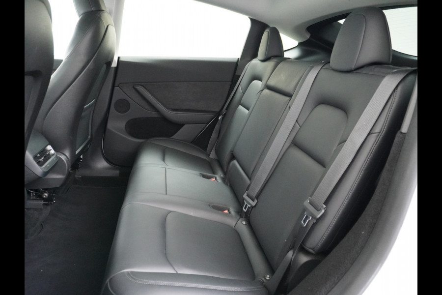 Tesla Model Y Long Range AWD 75kWh Warmtepomp  Autopilot FSD-Computer 3 Leder Pano-dak Elektr.Stuur+Stoel+Verwarmd Navi Ecc Premium Audio Keyl Camera's Elektr.AchterKlep Parkeer Assistent Sentry-Mode Privacyglas Bluetooth Dodehoek detector Connected services AMD-Ryzen Processor™ 1.600kg Trekvermogen Origineel Nederlandse Auto Garantie op Accu en Motor tot 20-01-2021 max. 192.000km