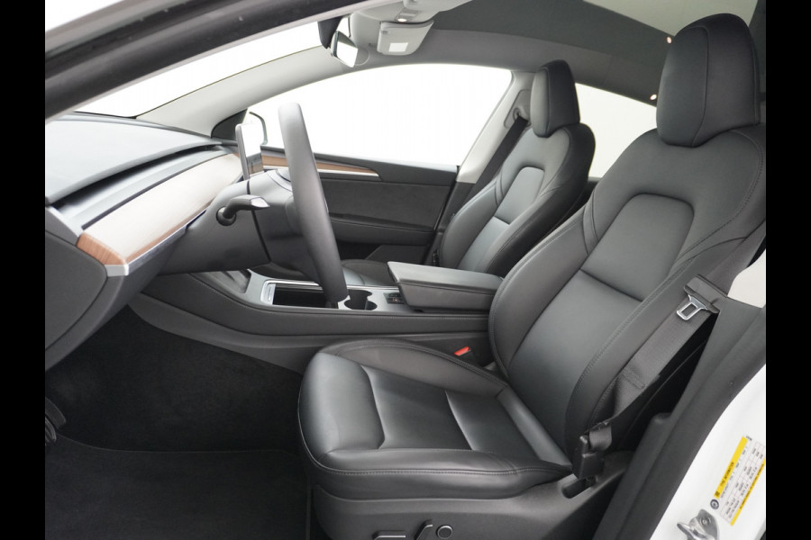 Tesla Model Y Long Range AWD 75kWh Warmtepomp  Autopilot FSD-Computer 3 Leder Pano-dak Elektr.Stuur+Stoel+Verwarmd Navi Ecc Premium Audio Keyl Camera's Elektr.AchterKlep Parkeer Assistent Sentry-Mode Privacyglas Bluetooth Dodehoek detector Connected services AMD-Ryzen Processor™ 1.600kg Trekvermogen Origineel Nederlandse Auto Garantie op Accu en Motor tot 20-01-2021 max. 192.000km