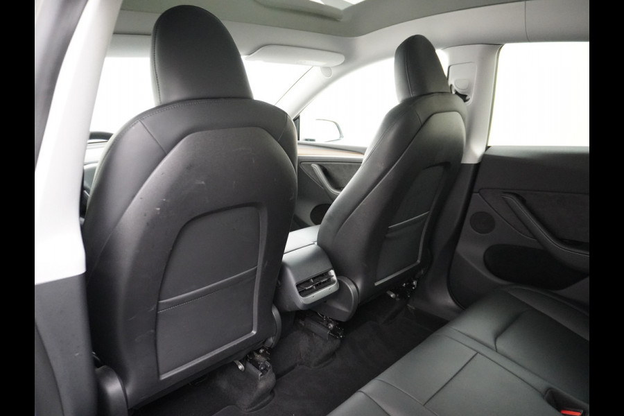 Tesla Model Y Long Range AWD 75kWh Warmtepomp  Autopilot FSD-Computer 3 Leder Pano-dak Elektr.Stuur+Stoel+Verwarmd Navi Ecc Premium Audio Keyl Camera's Elektr.AchterKlep Parkeer Assistent Sentry-Mode Privacyglas Bluetooth Dodehoek detector Connected services AMD-Ryzen Processor™ 1.600kg Trekvermogen Origineel Nederlandse Auto Garantie op Accu en Motor tot 20-01-2021 max. 192.000km
