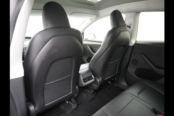 Tesla Model Y Long Range AWD 75kWh Warmtepomp  Autopilot FSD-Computer 3 Leder Pano-dak Elektr.Stuur+Stoel+Verwarmd Navi Ecc Premium Audio Keyl Camera's Elektr.AchterKlep Parkeer Assistent Sentry-Mode Privacyglas Bluetooth Dodehoek detector Connected services AMD-Ryzen Processor™ 1.600kg Trekvermogen Origineel Nederlandse Auto Garantie op Accu en Motor tot 20-01-2021 max. 192.000km