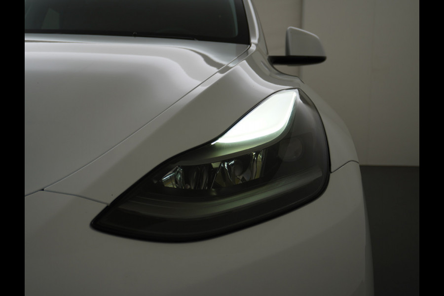 Tesla Model Y Long Range AWD 75kWh Warmtepomp  Autopilot FSD-Computer 3 Leder Pano-dak Elektr.Stuur+Stoel+Verwarmd Navi Ecc Premium Audio Keyl Camera's Elektr.AchterKlep Parkeer Assistent Sentry-Mode Privacyglas Bluetooth Dodehoek detector Connected services AMD-Ryzen Processor™ 1.600kg Trekvermogen Origineel Nederlandse Auto Garantie op Accu en Motor tot 20-01-2021 max. 192.000km