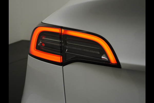 Tesla Model Y Long Range AWD 75kWh Warmtepomp  Autopilot FSD-Computer 3 Leder Pano-dak Elektr.Stuur+Stoel+Verwarmd Navi Ecc Premium Audio Keyl Camera's Elektr.AchterKlep Parkeer Assistent Sentry-Mode Privacyglas Bluetooth Dodehoek detector Connected services AMD-Ryzen Processor™ 1.600kg Trekvermogen Origineel Nederlandse Auto Garantie op Accu en Motor tot 20-01-2021 max. 192.000km