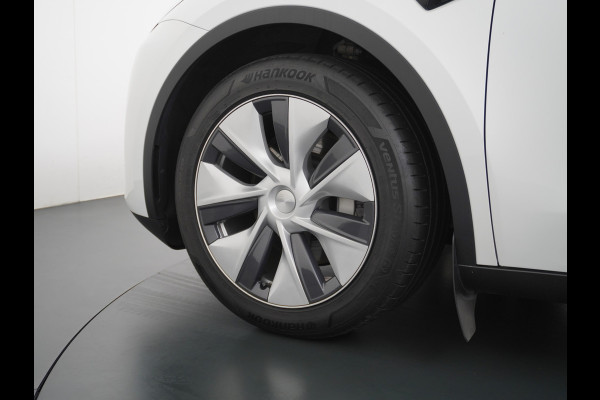 Tesla Model Y Long Range AWD 75kWh Warmtepomp  Autopilot FSD-Computer 3 Leder Pano-dak Elektr.Stuur+Stoel+Verwarmd Navi Ecc Premium Audio Keyl Camera's Elektr.AchterKlep Parkeer Assistent Sentry-Mode Privacyglas Bluetooth Dodehoek detector Connected services AMD-Ryzen Processor™ 1.600kg Trekvermogen Origineel Nederlandse Auto Garantie op Accu en Motor tot 20-01-2021 max. 192.000km