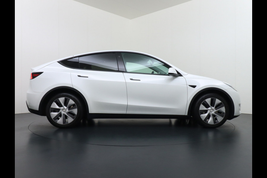 Tesla Model Y Long Range AWD 75kWh Warmtepomp  Autopilot FSD-Computer 3 Leder Pano-dak Elektr.Stuur+Stoel+Verwarmd Navi Ecc Premium Audio Keyl Camera's Elektr.AchterKlep Parkeer Assistent Sentry-Mode Privacyglas Bluetooth Dodehoek detector Connected services AMD-Ryzen Processor™ 1.600kg Trekvermogen Origineel Nederlandse Auto Garantie op Accu en Motor tot 20-01-2021 max. 192.000km