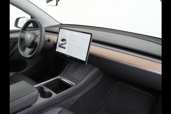 Tesla Model Y Long Range AWD 75kWh Warmtepomp  Autopilot FSD-Computer 3 Leder Pano-dak Elektr.Stuur+Stoel+Verwarmd Navi Ecc Premium Audio Keyl Camera's Elektr.AchterKlep Parkeer Assistent Sentry-Mode Privacyglas Bluetooth Dodehoek detector Connected services AMD-Ryzen Processor™ 1.600kg Trekvermogen Origineel Nederlandse Auto Garantie op Accu en Motor tot 20-01-2021 max. 192.000km