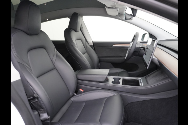 Tesla Model Y Long Range AWD 75kWh Warmtepomp  Autopilot FSD-Computer 3 Leder Pano-dak Elektr.Stuur+Stoel+Verwarmd Navi Ecc Premium Audio Keyl Camera's Elektr.AchterKlep Parkeer Assistent Sentry-Mode Privacyglas Bluetooth Dodehoek detector Connected services AMD-Ryzen Processor™ 1.600kg Trekvermogen Origineel Nederlandse Auto Garantie op Accu en Motor tot 20-01-2021 max. 192.000km