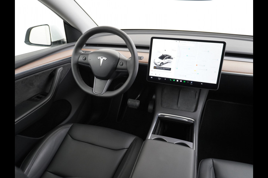 Tesla Model Y Long Range AWD 75kWh Warmtepomp  Autopilot FSD-Computer 3 Leder Pano-dak Elektr.Stuur+Stoel+Verwarmd Navi Ecc Premium Audio Keyl Camera's Elektr.AchterKlep Parkeer Assistent Sentry-Mode Privacyglas Bluetooth Dodehoek detector Connected services AMD-Ryzen Processor™ 1.600kg Trekvermogen Origineel Nederlandse Auto Garantie op Accu en Motor tot 20-01-2021 max. 192.000km