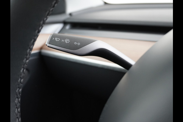 Tesla Model Y Long Range AWD 75kWh Warmtepomp  Autopilot FSD-Computer 3 Leder Pano-dak Elektr.Stuur+Stoel+Verwarmd Navi Ecc Premium Audio Keyl Camera's Elektr.AchterKlep Parkeer Assistent Sentry-Mode Privacyglas Bluetooth Dodehoek detector Connected services AMD-Ryzen Processor™ 1.600kg Trekvermogen Origineel Nederlandse Auto Garantie op Accu en Motor tot 20-01-2021 max. 192.000km
