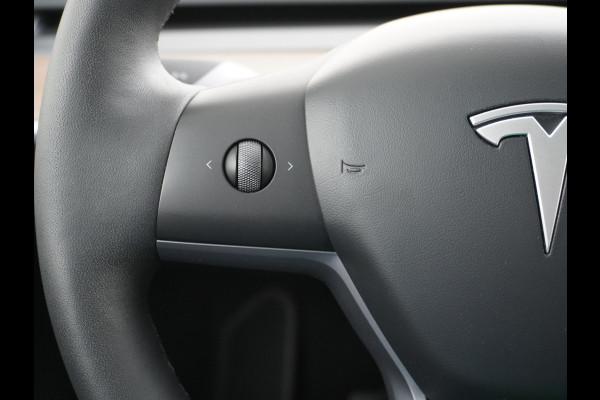 Tesla Model Y Long Range AWD 75kWh Warmtepomp  Autopilot FSD-Computer 3 Leder Pano-dak Elektr.Stuur+Stoel+Verwarmd Navi Ecc Premium Audio Keyl Camera's Elektr.AchterKlep Parkeer Assistent Sentry-Mode Privacyglas Bluetooth Dodehoek detector Connected services AMD-Ryzen Processor™ 1.600kg Trekvermogen Origineel Nederlandse Auto Garantie op Accu en Motor tot 20-01-2021 max. 192.000km