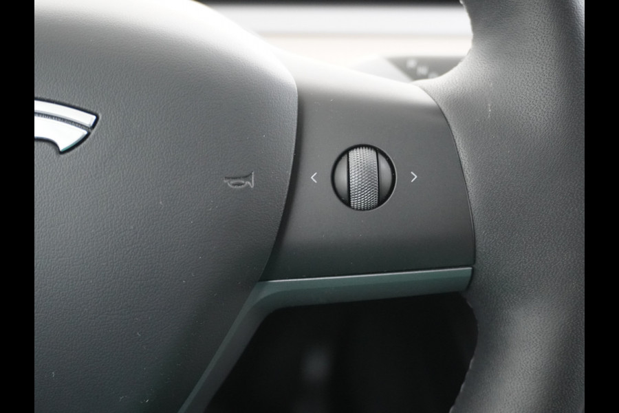 Tesla Model Y Long Range AWD 75kWh Warmtepomp  Autopilot FSD-Computer 3 Leder Pano-dak Elektr.Stuur+Stoel+Verwarmd Navi Ecc Premium Audio Keyl Camera's Elektr.AchterKlep Parkeer Assistent Sentry-Mode Privacyglas Bluetooth Dodehoek detector Connected services AMD-Ryzen Processor™ 1.600kg Trekvermogen Origineel Nederlandse Auto Garantie op Accu en Motor tot 20-01-2021 max. 192.000km