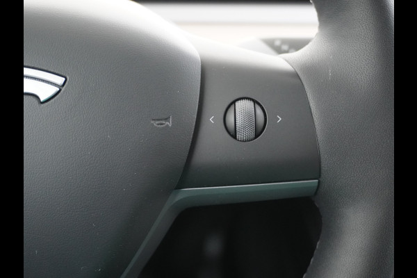 Tesla Model Y Long Range AWD 75kWh Warmtepomp  Autopilot FSD-Computer 3 Leder Pano-dak Elektr.Stuur+Stoel+Verwarmd Navi Ecc Premium Audio Keyl Camera's Elektr.AchterKlep Parkeer Assistent Sentry-Mode Privacyglas Bluetooth Dodehoek detector Connected services AMD-Ryzen Processor™ 1.600kg Trekvermogen Origineel Nederlandse Auto Garantie op Accu en Motor tot 20-01-2021 max. 192.000km