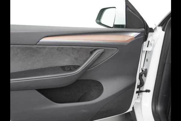 Tesla Model Y Long Range AWD 75kWh Warmtepomp  Autopilot FSD-Computer 3 Leder Pano-dak Elektr.Stuur+Stoel+Verwarmd Navi Ecc Premium Audio Keyl Camera's Elektr.AchterKlep Parkeer Assistent Sentry-Mode Privacyglas Bluetooth Dodehoek detector Connected services AMD-Ryzen Processor™ 1.600kg Trekvermogen Origineel Nederlandse Auto Garantie op Accu en Motor tot 20-01-2021 max. 192.000km