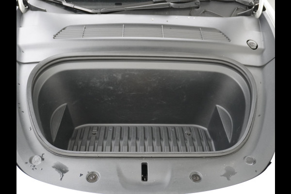Tesla Model Y Long Range AWD 75kWh Warmtepomp  Autopilot FSD-Computer 3 Leder Pano-dak Elektr.Stuur+Stoel+Verwarmd Navi Ecc Premium Audio Keyl Camera's Elektr.AchterKlep Parkeer Assistent Sentry-Mode Privacyglas Bluetooth Dodehoek detector Connected services AMD-Ryzen Processor™ 1.600kg Trekvermogen Origineel Nederlandse Auto Garantie op Accu en Motor tot 20-01-2021 max. 192.000km