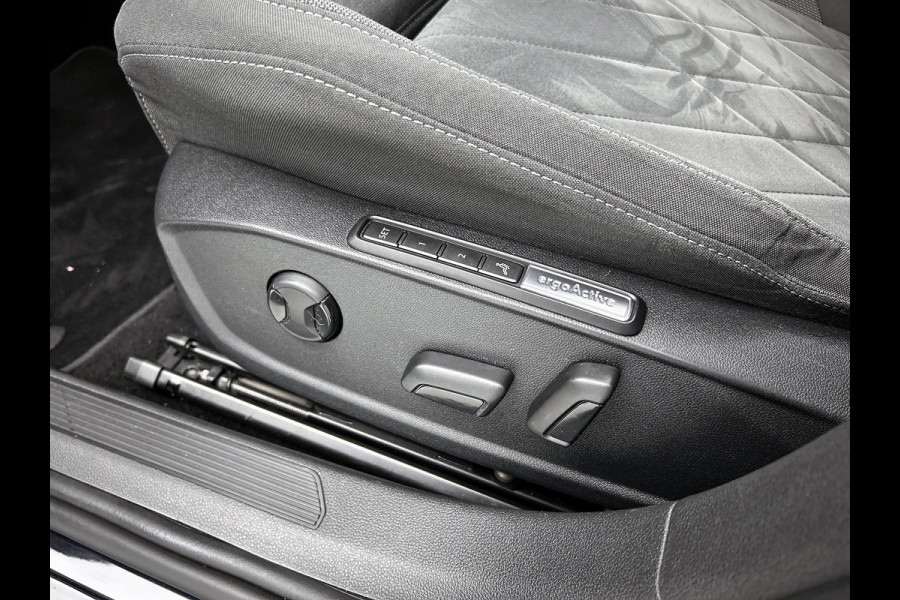 Volkswagen Golf 1.5 eTSI Sport Automaat (PANO, SFEERVERLICHTING, ADAPTIVE CRUISE, STOELVERWARMING, MASSAGE STOELEN, CARPLAY)