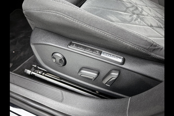 Volkswagen Golf 1.5 eTSI Sport Automaat (PANO, SFEERVERLICHTING, ADAPTIVE CRUISE, STOELVERWARMING, MASSAGE STOELEN, CARPLAY)