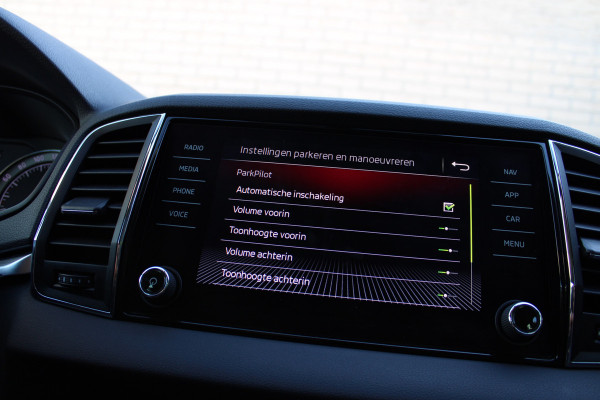 Škoda Karoq 1.5 TSI ACT Style Business | Adaptieve cruise | Stoelverwarming | Navigatie | Trekhaak |