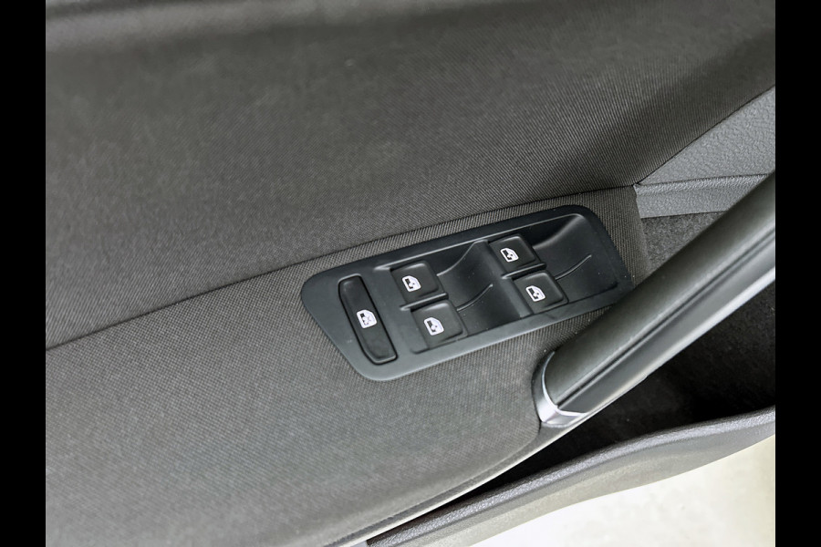 Volkswagen GOLF Variant 1.0 TSI Comfortline Business Automaat (NAVIGATIE, PARKEERSENSOREN, CARPLAY, DEALER ONDERHOUDEN)