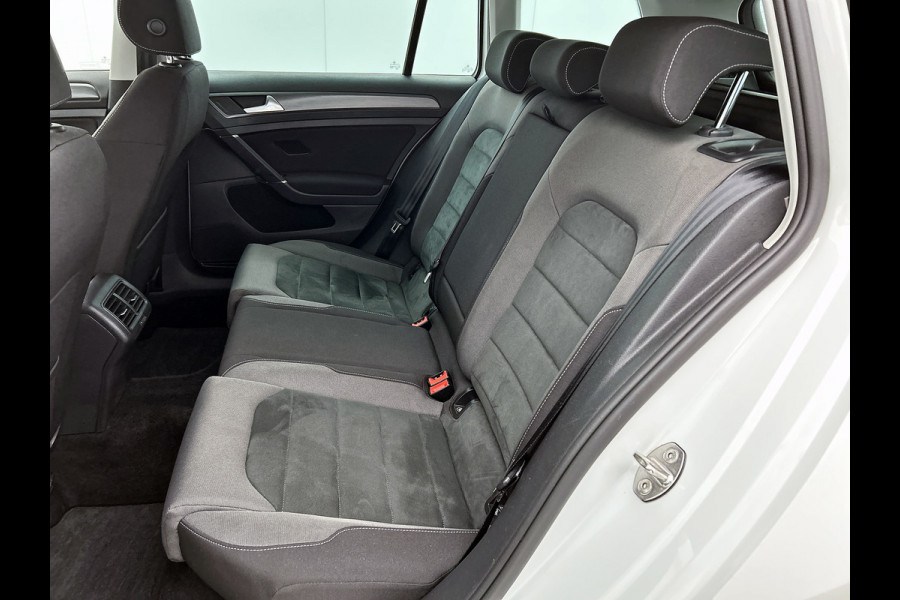 Volkswagen GOLF Variant 1.0 TSI Comfortline Business Automaat (NAVIGATIE, PARKEERSENSOREN, CARPLAY, DEALER ONDERHOUDEN)