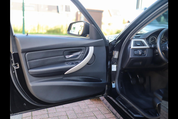 BMW 3 Serie Touring 318i Essential | BTW! | 19" LM | Leder | PDC | Stoelverw. | LED