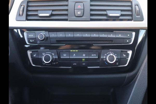 BMW 3 Serie Touring 318i Essential | BTW! | 19" LM | Leder | PDC | Stoelverw. | LED