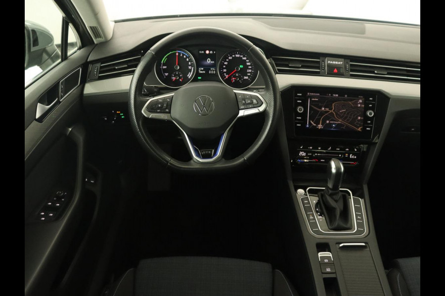 Volkswagen Passat 1.4 TSI PHEV GTE | Trekhaak | Stoelverwarming | Massage | Camera | Adaptive cruise | Carplay | Navigatie | Side Assist | Matrix LED | Plug In