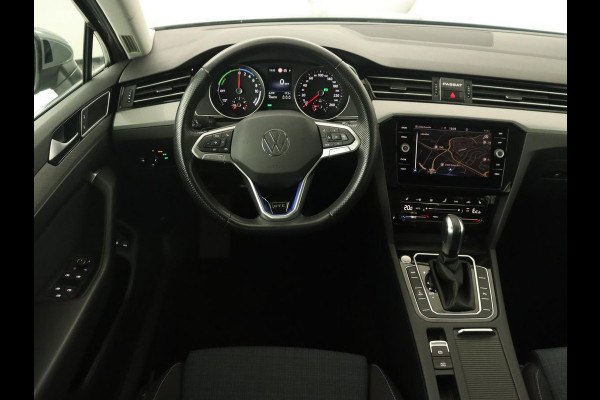 Volkswagen Passat 1.4 TSI PHEV GTE | Trekhaak | Stoelverwarming | Massage | Camera | Adaptive cruise | Carplay | Navigatie | Side Assist | Matrix LED | Plug In