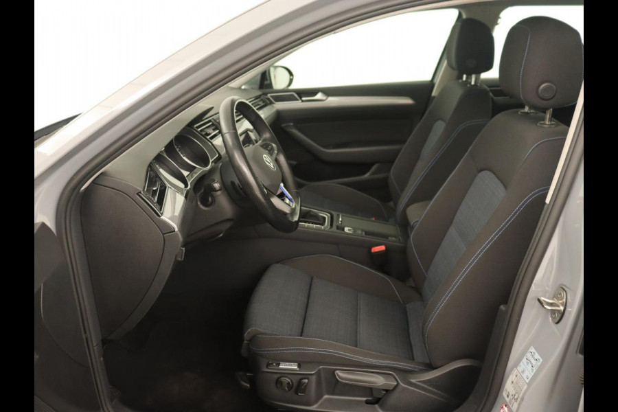 Volkswagen Passat 1.4 TSI PHEV GTE | Trekhaak | Stoelverwarming | Massage | Camera | Adaptive cruise | Carplay | Navigatie | Side Assist | Matrix LED | Plug In