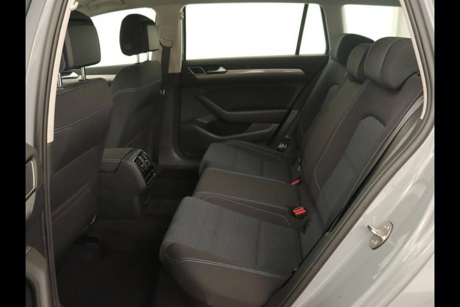 Volkswagen Passat 1.4 TSI PHEV GTE | Trekhaak | Stoelverwarming | Massage | Camera | Adaptive cruise | Carplay | Navigatie | Side Assist | Matrix LED | Plug In