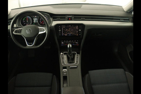 Volkswagen Passat 1.4 TSI PHEV GTE | Trekhaak | Stoelverwarming | Massage | Camera | Adaptive cruise | Carplay | Navigatie | Side Assist | Matrix LED | Plug In