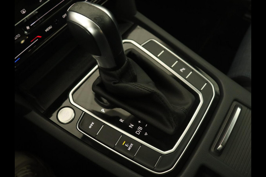 Volkswagen Passat 1.4 TSI PHEV GTE | Trekhaak | Stoelverwarming | Massage | Camera | Adaptive cruise | Carplay | Navigatie | Side Assist | Matrix LED | Plug In