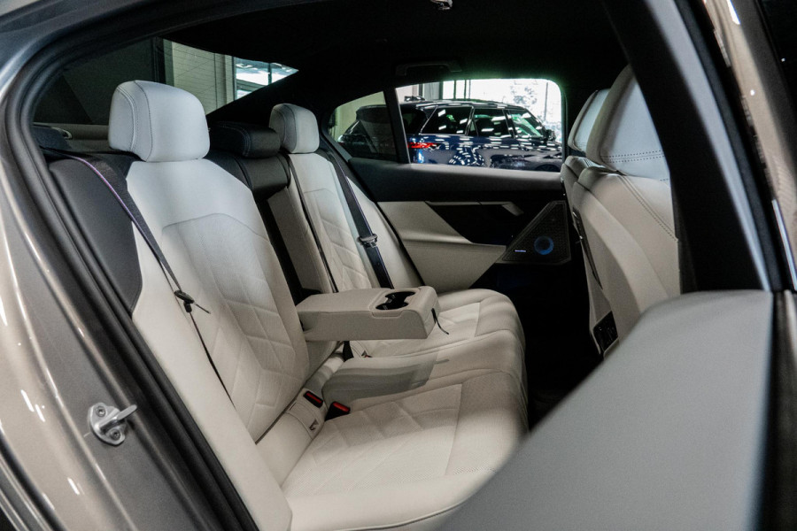 BMW 5 Serie 550e xDrive *M-Sport Pro / Bowers & Wilkins / HUD / Memory / Stoelventilatie*