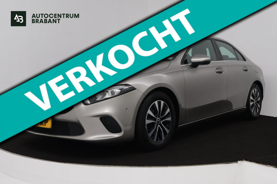 Mercedes-Benz A-Klasse 200 Business Solution (STOELVERWARMING, ACHTERUITRIJCAMERA, CRUISE CONTROL, NAVIGATIE, PARKEERSENSOREN)