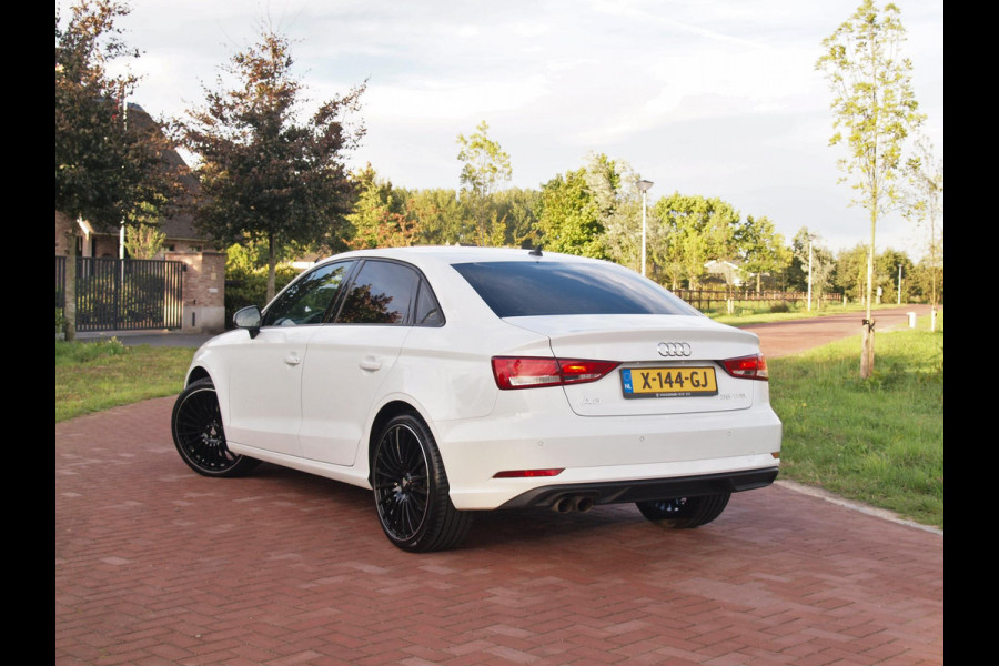 Audi A3 Limousine 35 TFSI CoD Pro Line | 19 Inch | Navigatie | Privacy glas |