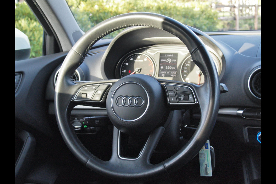 Audi A3 Limousine 35 TFSI CoD Pro Line | 19 Inch | Navigatie | Privacy glas |