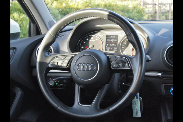 Audi A3 Limousine 35 TFSI CoD Pro Line | 19 Inch | Navigatie | Privacy glas |