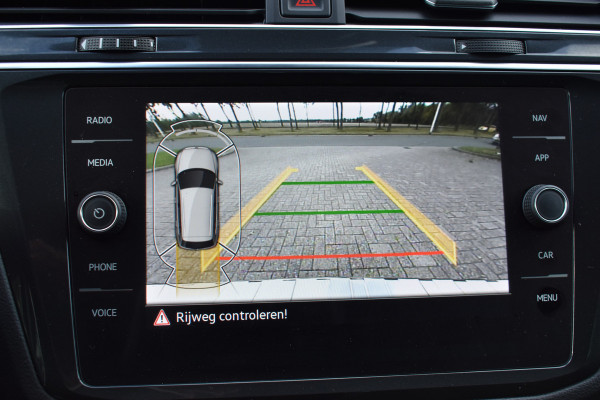 Volkswagen Tiguan 1.5 TSI R-Line Automaat / Navigatie / Keyless / Trekhaak 1800kg / Adap. Cruise / Camera