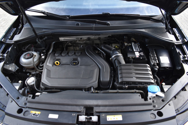 Volkswagen Tiguan 1.5 TSI R-Line Automaat / Navigatie / Keyless / Trekhaak 1800kg / Adap. Cruise / Camera