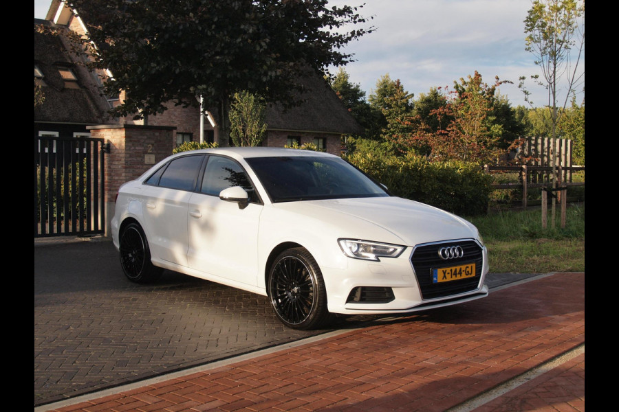 Audi A3 Limousine 35 TFSI CoD Pro Line | 19 Inch | Navigatie | Privacy glas |