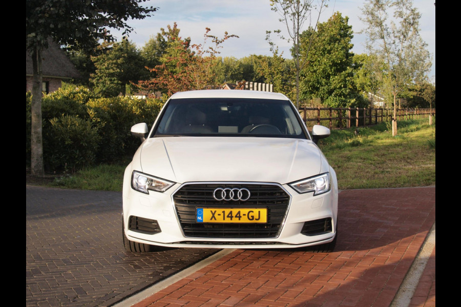 Audi A3 Limousine 35 TFSI CoD Pro Line | 19 Inch | Navigatie | Privacy glas |
