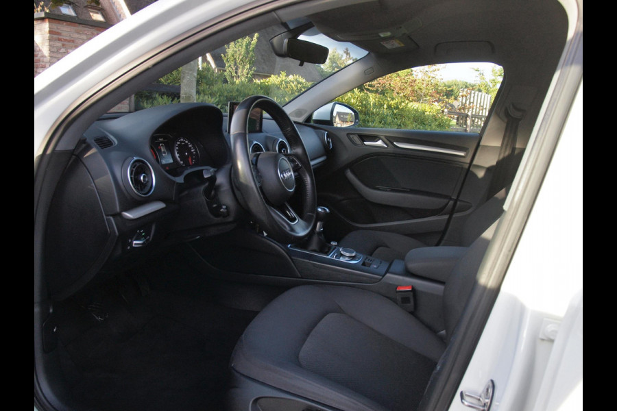 Audi A3 Limousine 35 TFSI CoD Pro Line | 19 Inch | Navigatie | Privacy glas |
