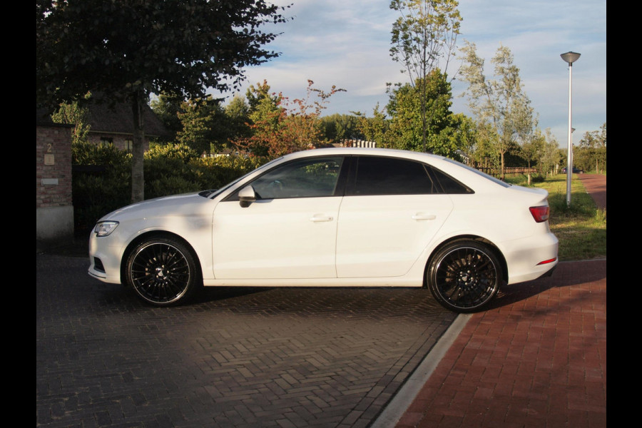 Audi A3 Limousine 35 TFSI CoD Pro Line | 19 Inch | Navigatie | Privacy glas |