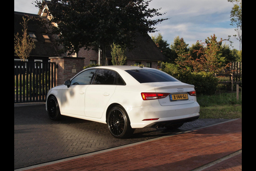 Audi A3 Limousine 35 TFSI CoD Pro Line | 19 Inch | Navigatie | Privacy glas |