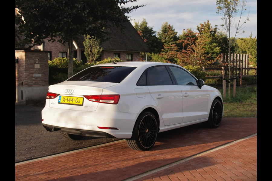 Audi A3 Limousine 35 TFSI CoD Pro Line | 19 Inch | Navigatie | Privacy glas |