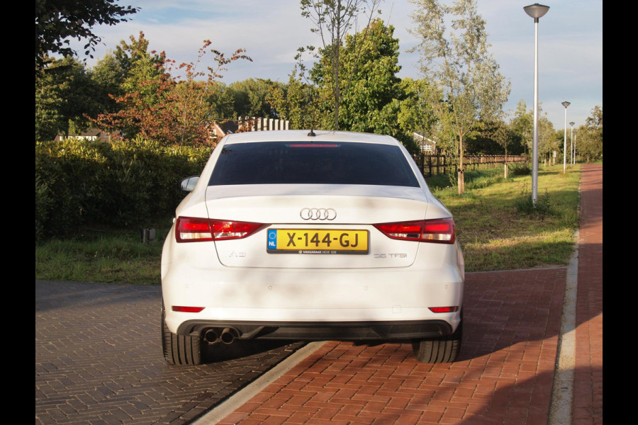 Audi A3 Limousine 35 TFSI CoD Pro Line | 19 Inch | Navigatie | Privacy glas |