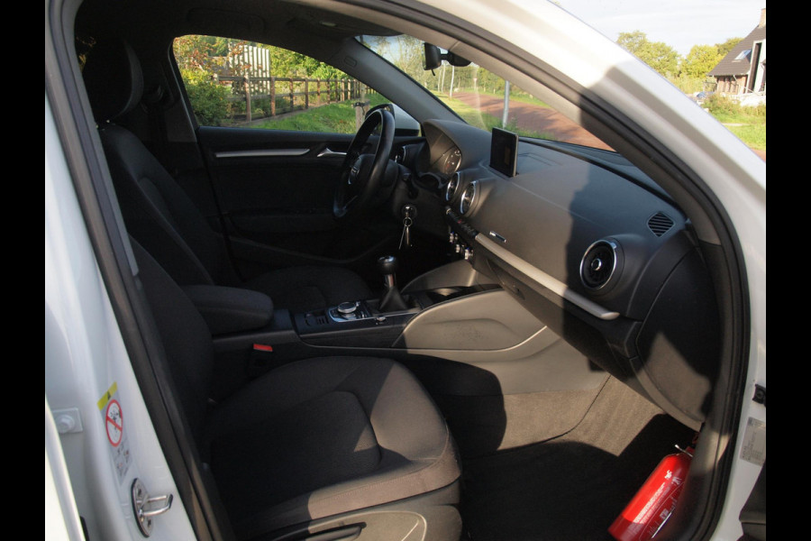 Audi A3 Limousine 35 TFSI CoD Pro Line | 19 Inch | Navigatie | Privacy glas |