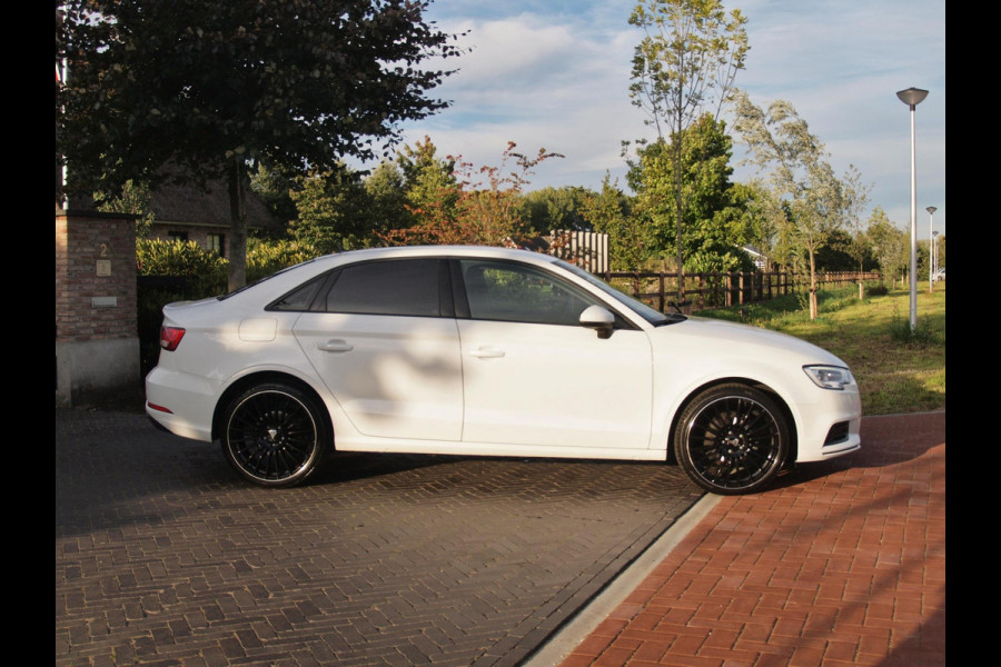 Audi A3 Limousine 35 TFSI CoD Pro Line | 19 Inch | Navigatie | Privacy glas |