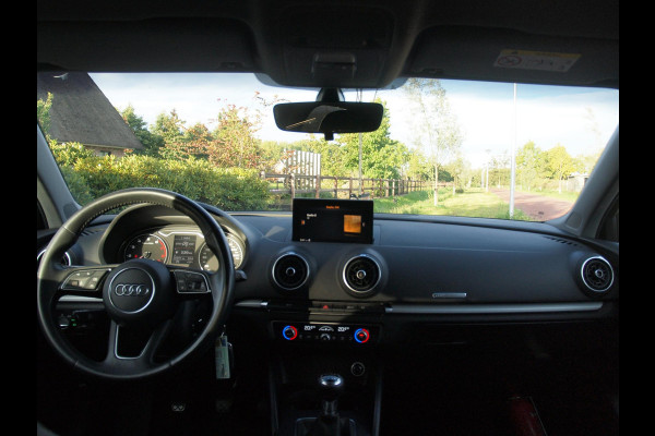 Audi A3 Limousine 35 TFSI CoD Pro Line | 19 Inch | Navigatie | Privacy glas |