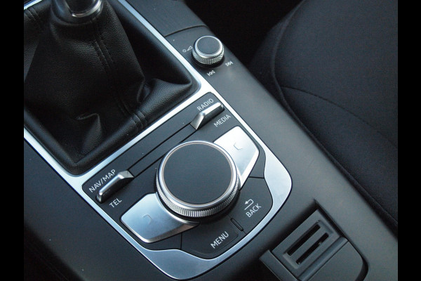 Audi A3 Limousine 35 TFSI CoD Pro Line | 19 Inch | Navigatie | Privacy glas |